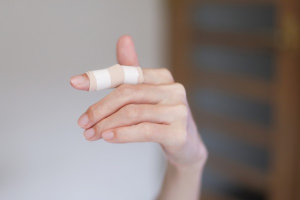 突き指と骨折の違いとは？応急処置の方法もご紹介サムネイル